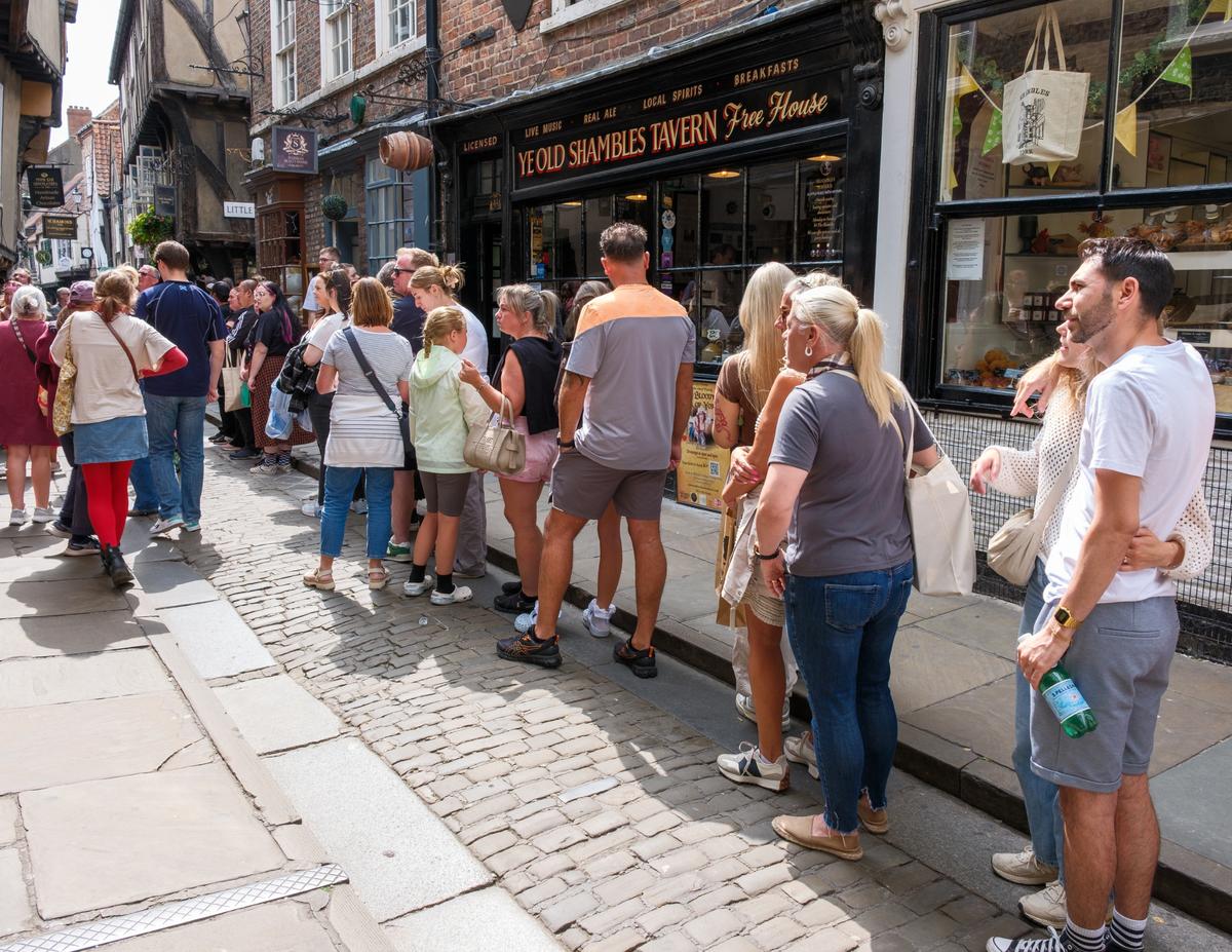 Queue2 - EAEF0031-1_Superlarge.jpg