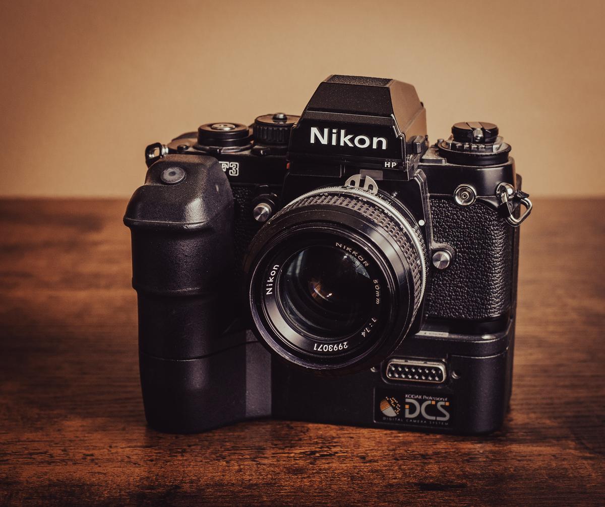 Kodak DCS 100 Pro Digital Camera (1991).jpg