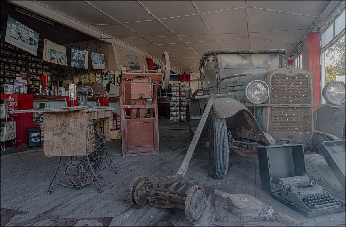 Derelict shop in Dimboola.jpg