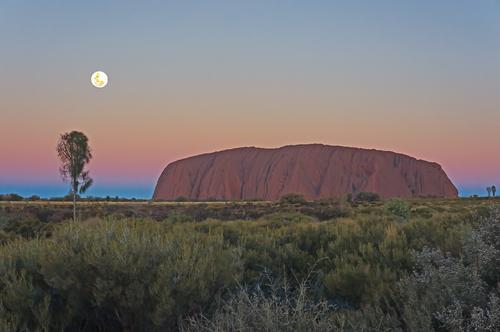 Moonrise over Uluru.jpg