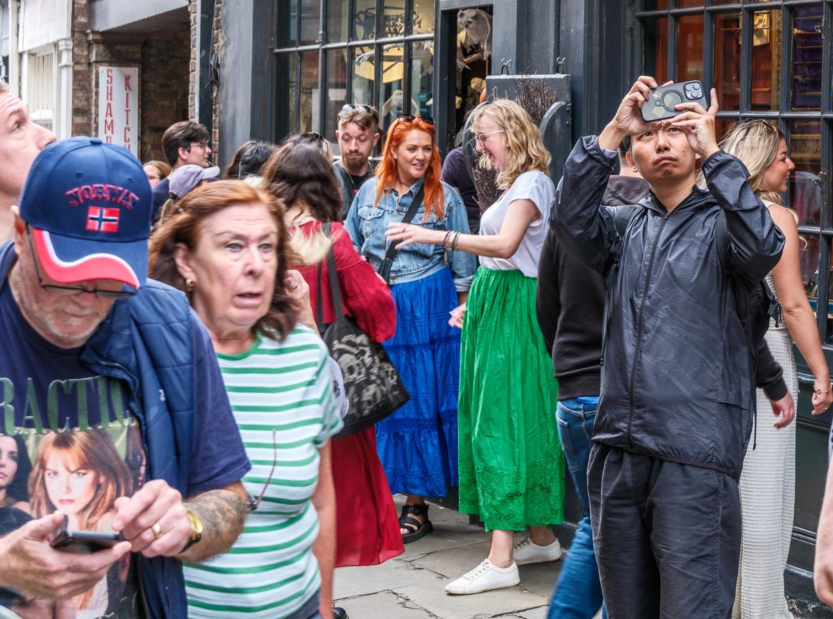 Phones1 - EAEF0040-1_Superlarge.jpg