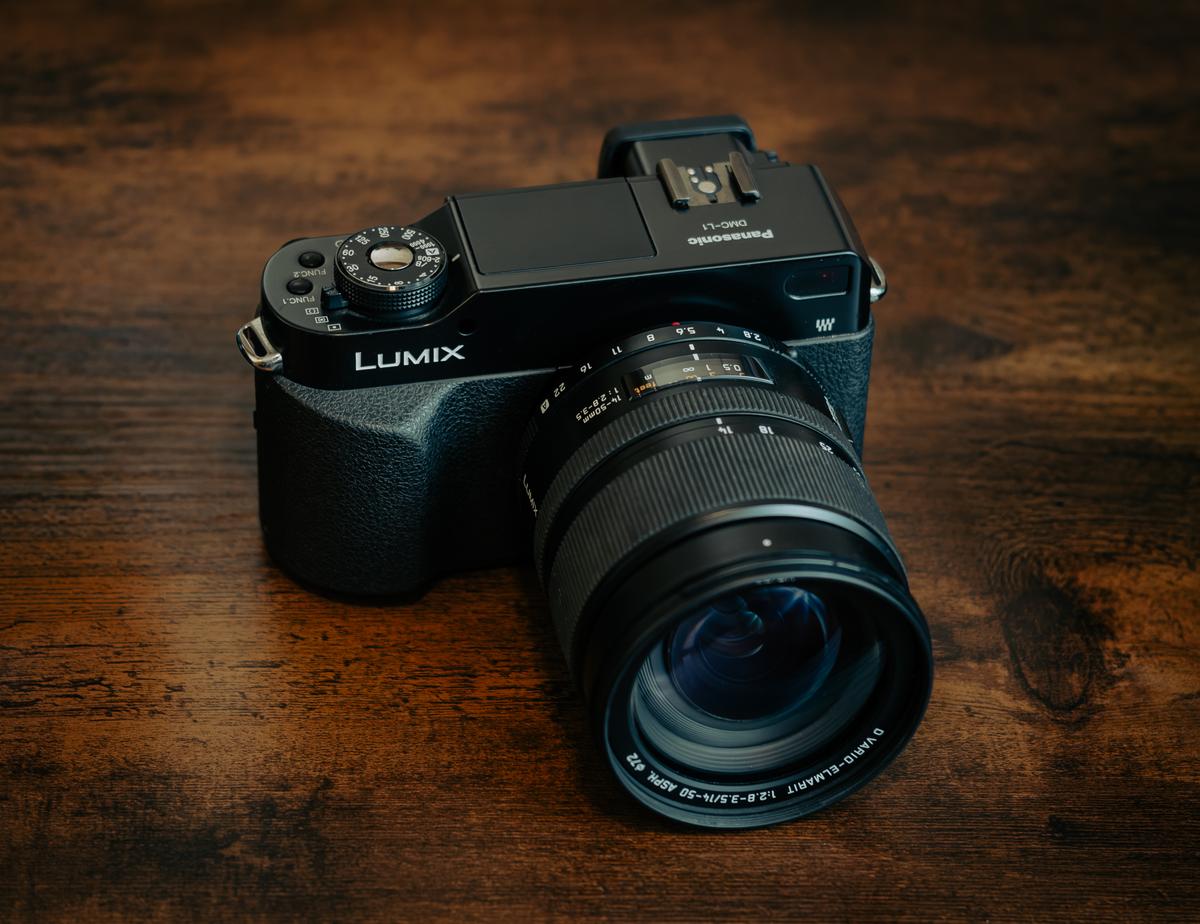 Lumix DMC-L1 (2006).jpg